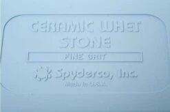 Spyderco- Bench Stone Fine -KNIVESANDTOOLS Sales SP302F 03 spyderco keramische slijpsteen fijn sp302f d3