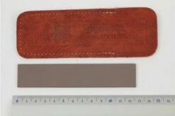 Spyderco 303M Pocket Stone Medium Grit 9 Spyderco 303M Pocket Stone Medium Grit -KNIVESANDTOOLS Sales SP303M 04 spyderco 303m slijpsteen d4